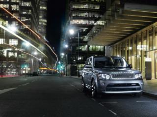 обои Внедорожник Range Rover в ночном дороге фото
