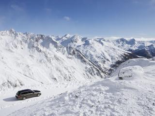 обои Машина среди снежных гор фото