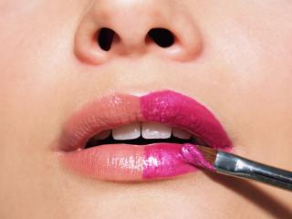 обои Нанесение макияжа - Раскраска губ кисточкой фото