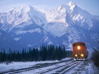 обои Железная дорога на фоне снежных гор фото