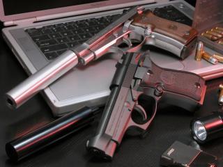 обои Пистолеты и ноутбук фото