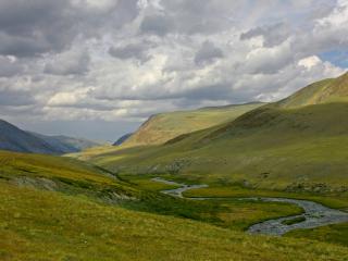 обои Широкая и глубокая долина с речкой фото