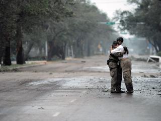 обои Солдат и плачущая женщина на дороге фото