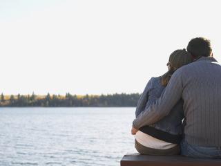обои Влюблённая пара на берегу озера фото