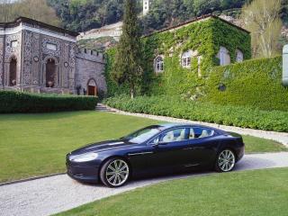 обои Aston martin rapide - большой седан в саду фото