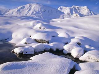 обои Зимний ручей, среди снежных холмов фото