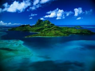 обои Зелёный остров в безбрежном океане фото