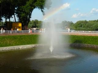 обои Городской фонтан с радугой фото