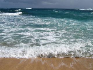 обои Волны на берегу и песок фото