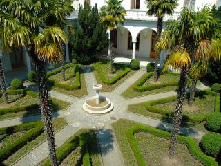 обои Дворец в крыму дворик с пальмами фото