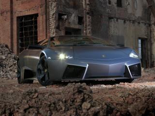 обои Lamborghini Reventon около разрушенного здания фото