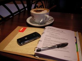 обои Кофейная книга, мобильник и ручка фото