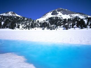 обои Замёрзшее озеро в горах фото