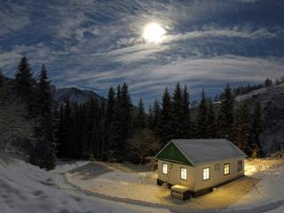обои Одинокий дом в зимнем лесу фото