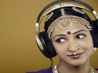 обои Индийская девушка слушает музыку фото
