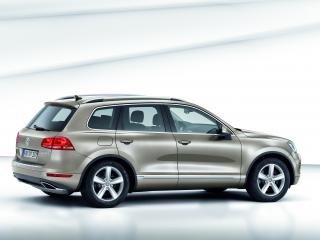обои Volkswagen Touareg 2010 вид сзади сбоку фото
