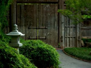 обои Деревянная дверь в китайском саду фото