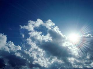 обои Голубое небо облака и солнце слегка проглядывается фото