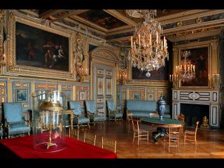 обои Картины на стене в богатой комнате дворца фото