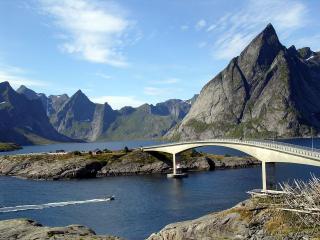 обои Мост через море в горном городке фото
