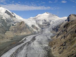 обои Замершая горная речка вокруг снежных гор фото