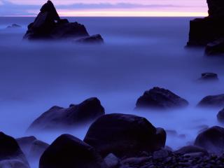 обои Вечерный туман на море, рядом скалы фото