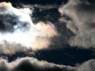 обои Полная луна среди ночных облаков фото