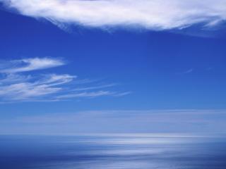 обои Синие небо,  белые облака и синие море фото