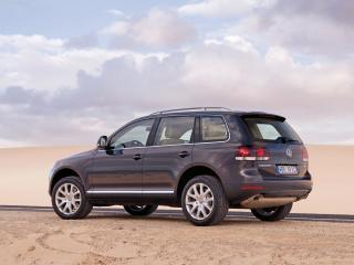 обои Volkswagen Touareg - темно-серый на фоне пустыни фото