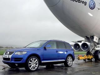 обои Volkswagen Touareg буксирует самолёт фото
