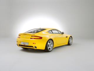 обои Aston Martin V8 Vantage желтый вид сзади фото