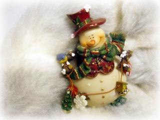 обои Красивый радующийся снеговик с  игрушками в шляпе на красивом фоне фото