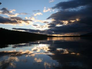 обои Вечернее небо над озером фото