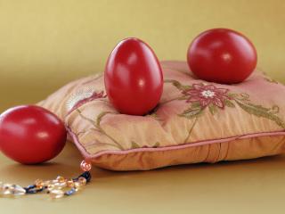 обои Три красных яйца на подушке фото