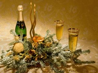 обои Шампанское,   свечи и мнежная украшенная елка фото