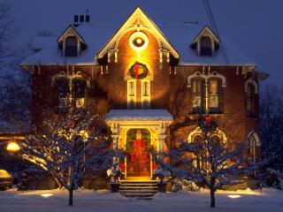обои Красивый рождественский двухэтажный домик фото