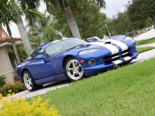 обои для рабочего стола: Dodge Viper у дома