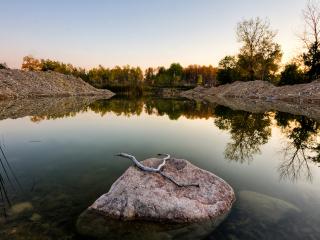 обои Камень в озере фото