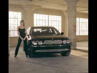 обои BMW 7 Strut вид с милой и веселой девушкой фото