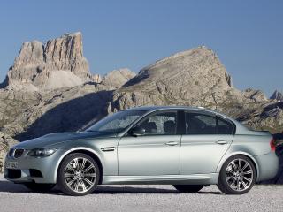 обои BMW M3 Limousine 2008 вид на фоне гор и холмов фото