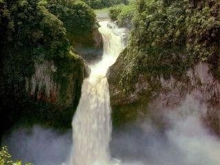 обои Водопад падающий из ущелья горы фото