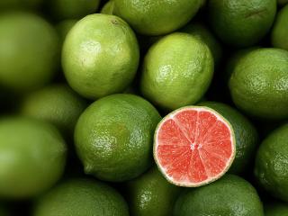 обои Зеленые лимоны с красной внутренностью фото