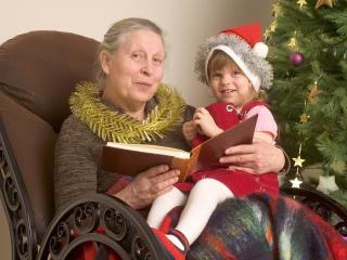 обои Бабушка читающая новогоднюю сказку своей внучке фото