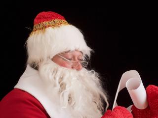 обои Санта-Клаус внимательно читающий пожеланя фото