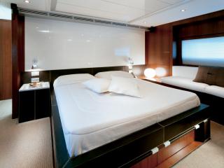 обои для рабочего стола: Спальня с окном на яхте 