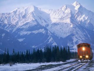 обои Поезд на фоне заснеженных гор фото