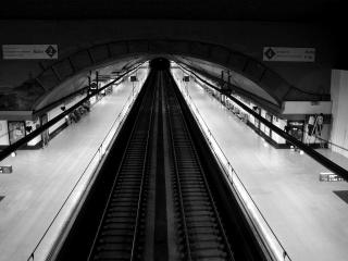 обои Длинная станция метро в черно-белом исполнении фото