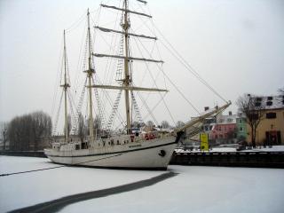 обои Белый карабль с опущеными парусами фото