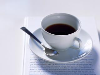 обои Красивая белая чашечка с кофе стоящая на салфетке фото
