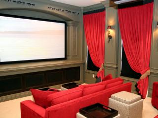 обои Домашний кинотеатр с красным диваном и занавесками фото